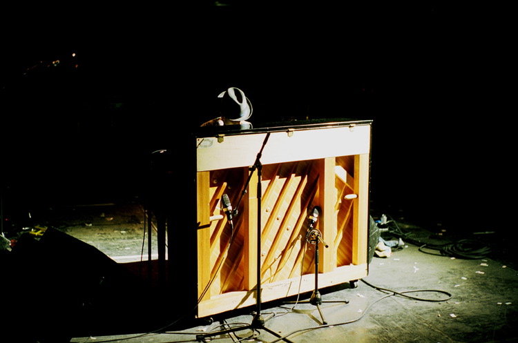 howe_gelb_piano_3_9_06.jpg